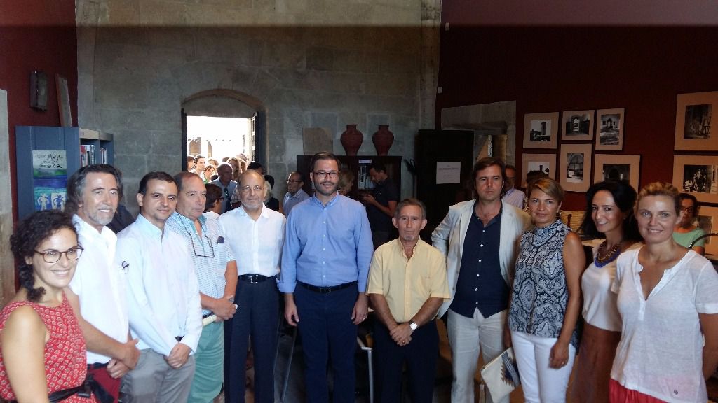 Hila, en el centro, en un acto de este miércoles en el Castell de Bellver