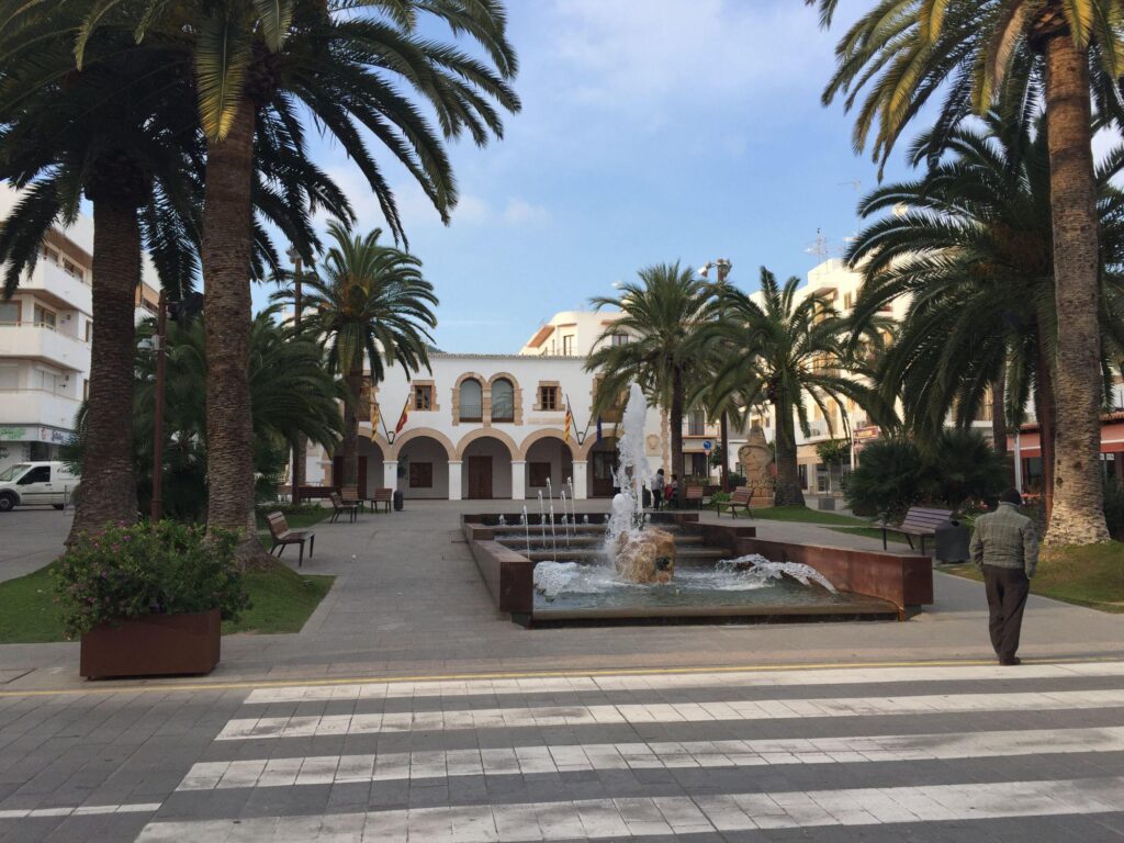 Al fondo, Ayuntamiento de Santa Eulària