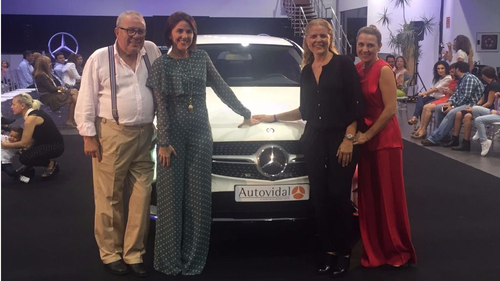 Los máximos representantes de Autovidal junto al nuevo Mercedes GLC Coupé