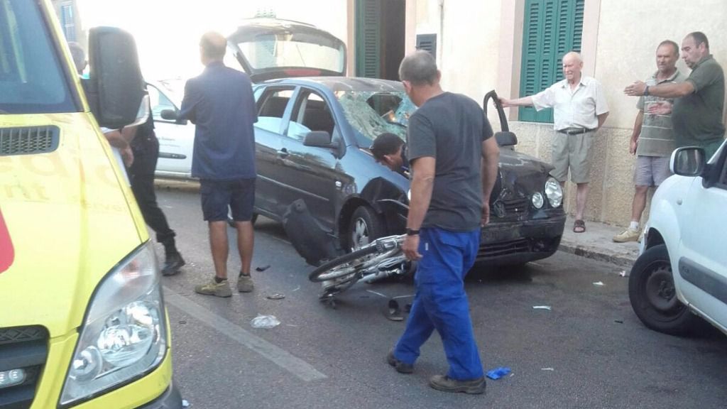 Coche y bicicleta implicados