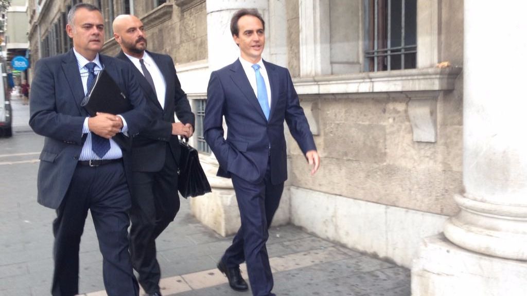 Gijón llega a los Juzgados acompañado de sus abogados