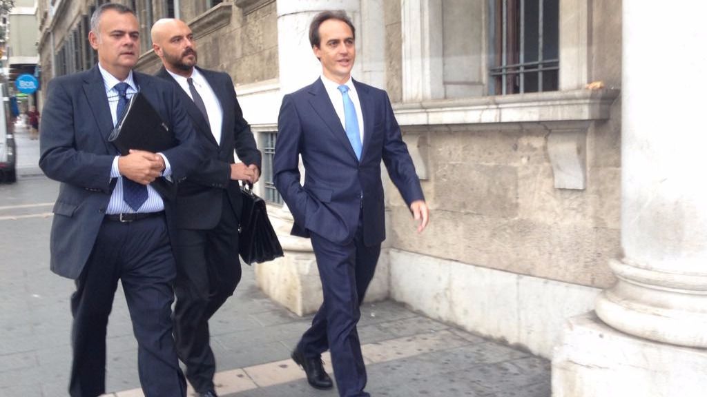 Álvaro Gijón, junto a sus abogados