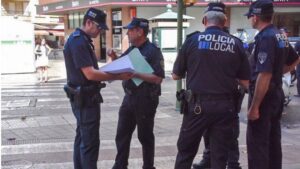 Imagen de archivo de polic&iacute;as coordin&aacute;ndose para un dispositivo