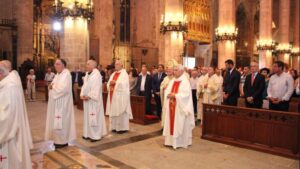 El exobispo de Mallorca en un momento de la misa en la catedral de Palma
