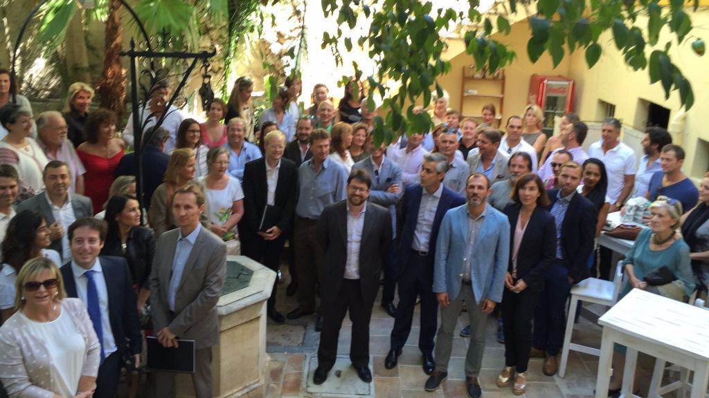 Barceló y Magnier, rodeados por el colectivo francófono de Malllorca