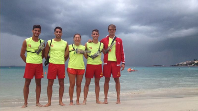 Preparaban la playa cuando se han percatado de la situación