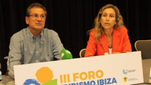 Carmen Ferrer y Antonio Guasch durante la presentaci&oacute;n del Foro