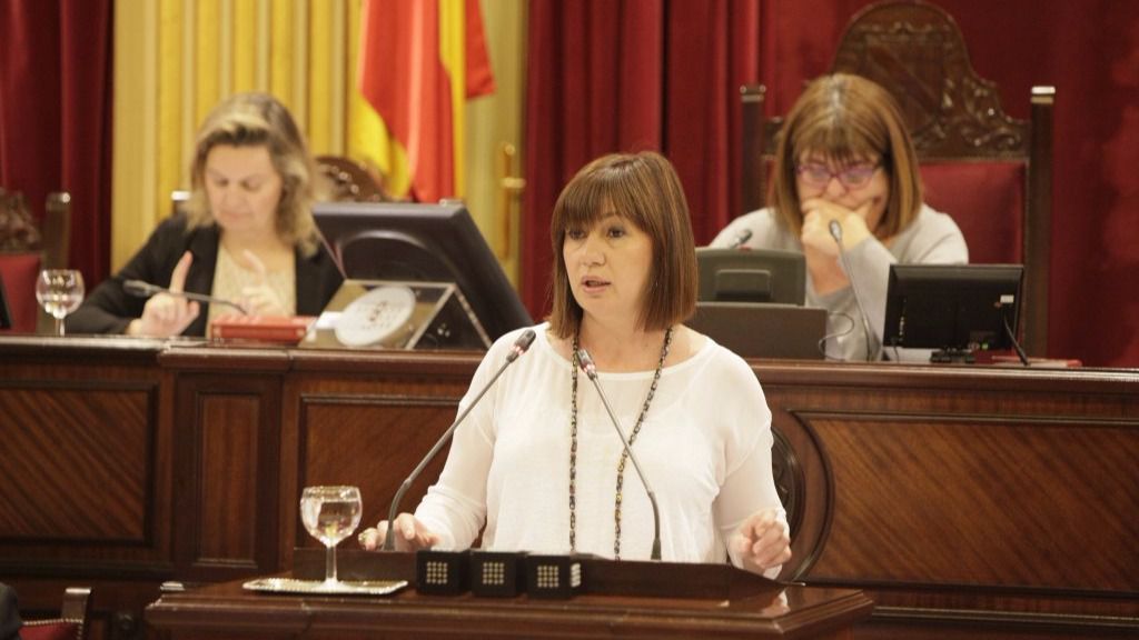 La presidenta del Govern, Francina Armengol, durante una sesión parlamentaria
