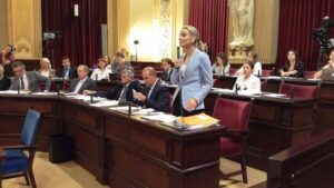 Exige a Armengol que la destituya