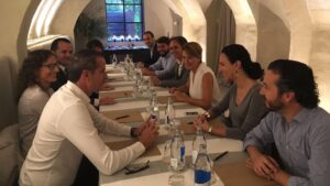 Momento de la reuni&oacute;n mantenida