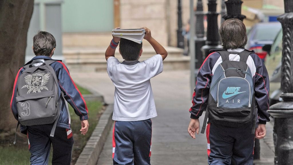 niños saliendo de clase