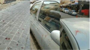 Restos de sangre en la calle y coches