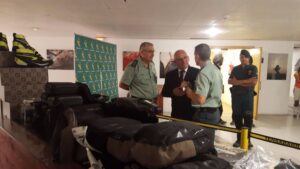 Pere Perell&oacute; y Jaume Barcel&oacute; junto al material cedido