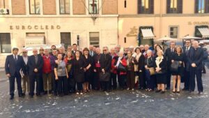 Xelo Huertas, en el centro de la imagen en el primer d&iacute;a del viaje oficial