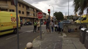 El 061 atiende al ciclista y a la conductora