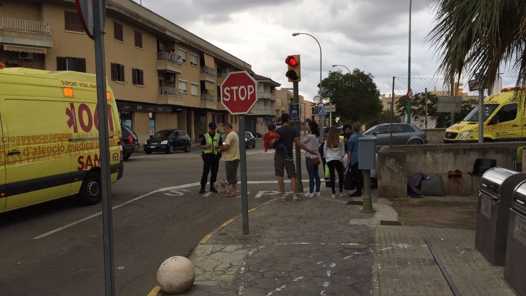 El 061 atiende al ciclista y a la conductora