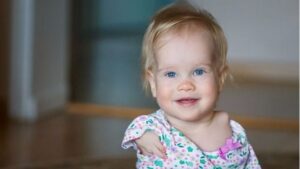 Ni&ntilde;a sin brazos