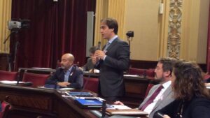 Respondiendo a una pregunta del PP en el Parlament