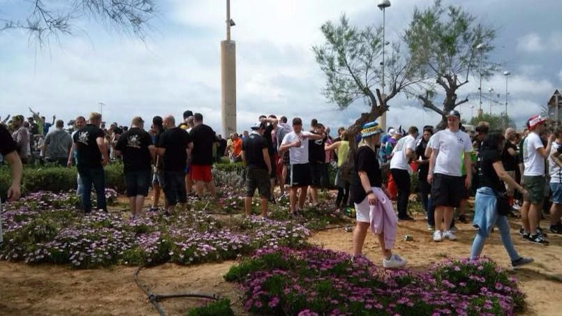 Turistas en los jardines