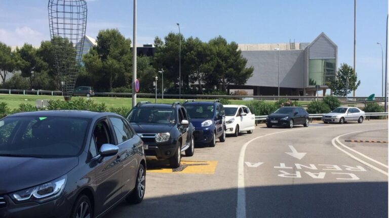 Muchos conductores aprovechan la curva de entrada al párking de autobuses