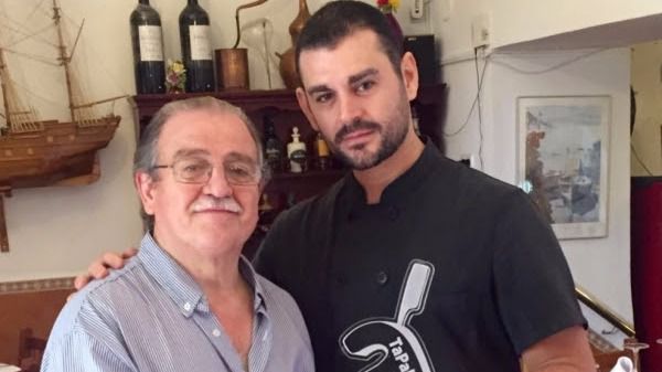 El chef Óscar Fontan y Manuel Hidalgo, propietario de Ca na Joana sosteniendo el premio TaPalma de Oro.