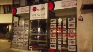 Oficina con la pintada