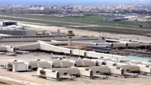 En el centro, la torre de control de Son Sant Joan