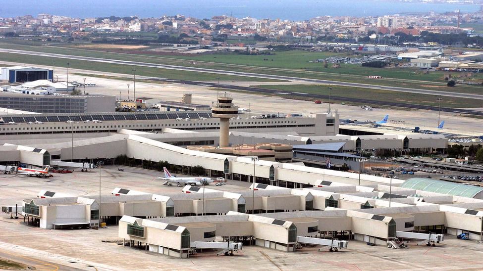En el centro, la torre de control de Son Sant Joan