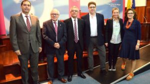 Los doctores Javier Rubio, Enrique Villanueva, Juan P&eacute;rez Artigues, Antoni Bennasar (presidente del Comib), Sandra Ferrer y Marian Jim&eacute;nez Aldasoro