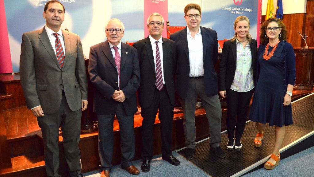 Los doctores Javier Rubio, Enrique Villanueva, Juan Pérez Artigues, Antoni Bennasar (presidente del Comib), Sandra Ferrer y Marian Jiménez Aldasoro