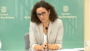 La consellera de Hisenda, en plena rueda de prensa