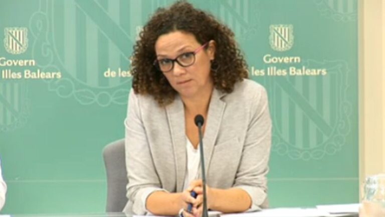 La consellera de Hisenda, en plena rueda de prensa