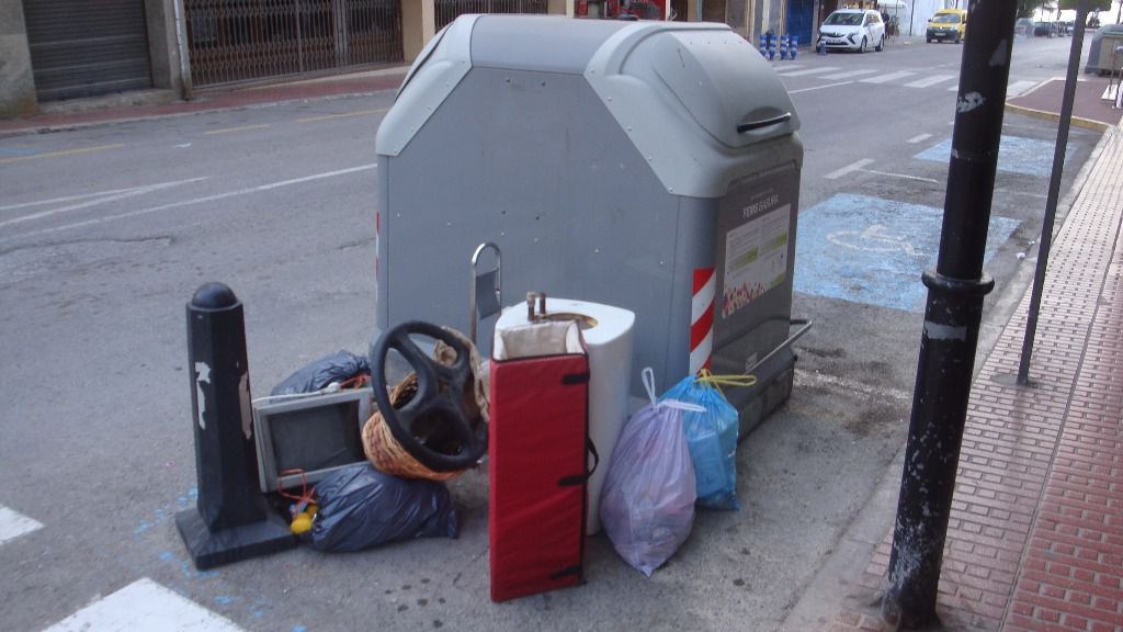 basura fuera contenedor
