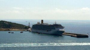Un crucero atracado en el dique de Botafoc, en el puerto de Eivissa