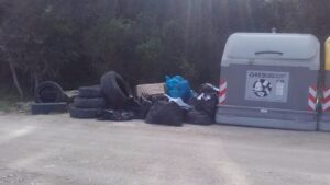 residuos fuera contenedor