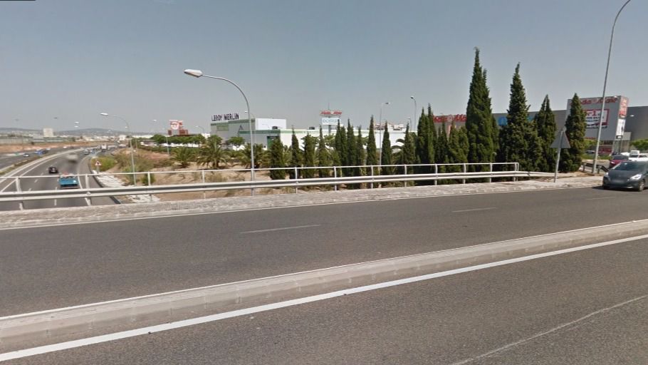 El suceso ha provocado atascos en la Vía de Cintura, en dirección el aeropuerto.