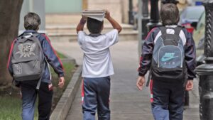 ni&ntilde;os saliendo de clase