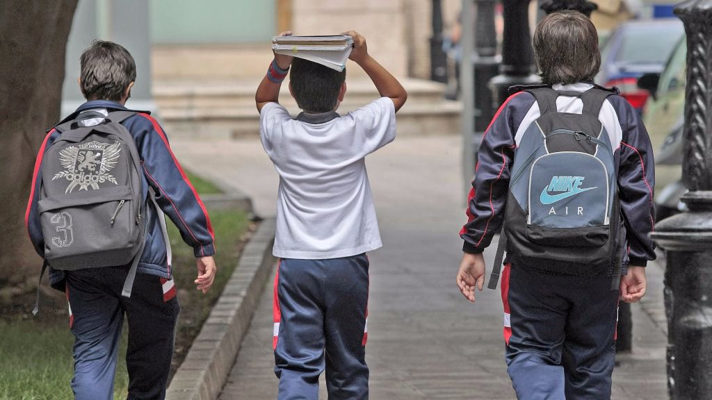 niños saliendo de clase