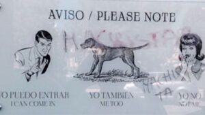 Los psic&oacute;logos denuncian que el cartel sigue colgado en la puerta