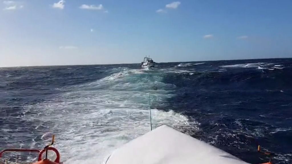 Salvamento Marítimo rescata a un pesquero a la deriva en Cala Figuera