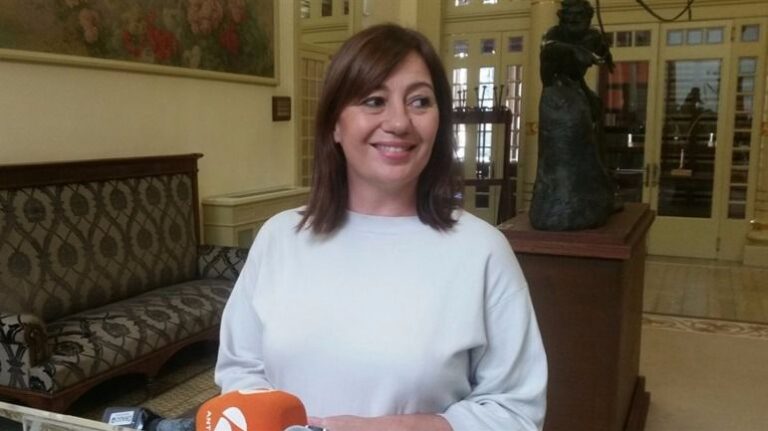 La presidenta califica la comparecencia de "insólita"