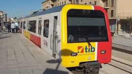 Los trenes efectuarán paradas en todas las estaciones intermedias.