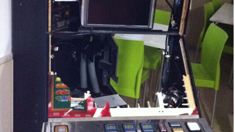 Imagen de una tragaperras destrozada presuntamente por el individuo