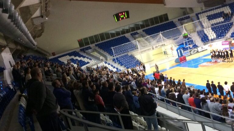 Minuto de silencio en el Palau