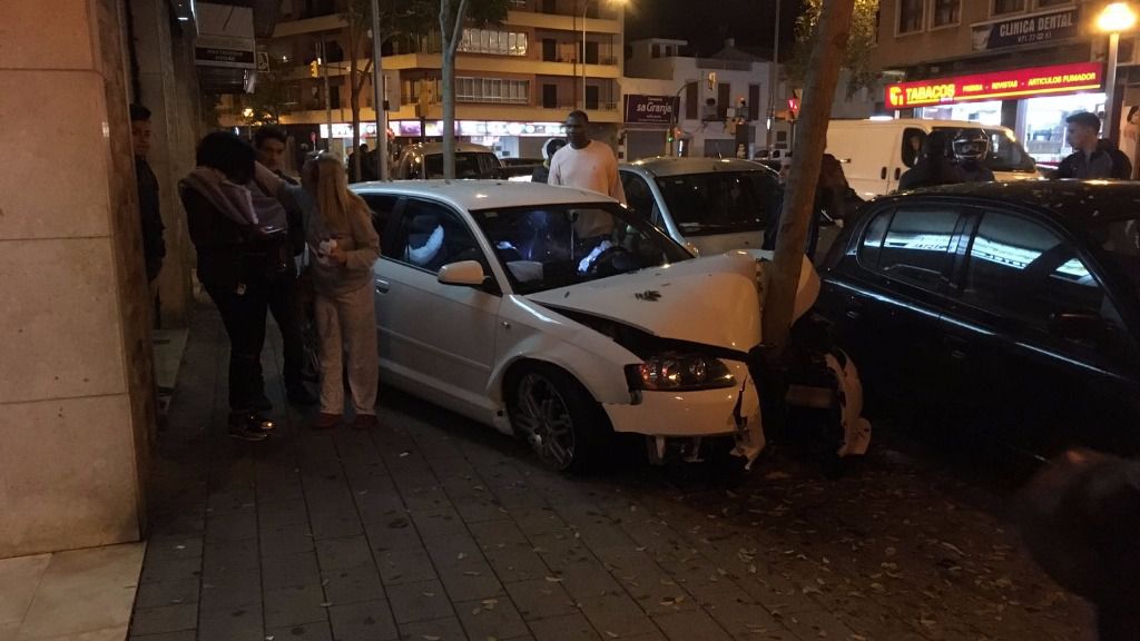 El coche acabó empotrándose contra una farola
