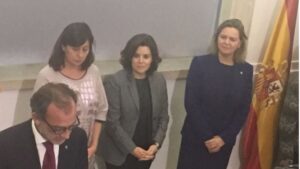 S&aacute;ez de Santamar&iacute;a, Mar&iacute;a Salom y Francina Armengol