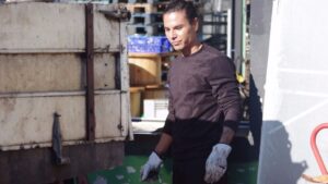 Julio Iglesias Jr. en Reciclajes P&eacute;rez durante la grabaci&oacute;n de 'Trabajo temporal'