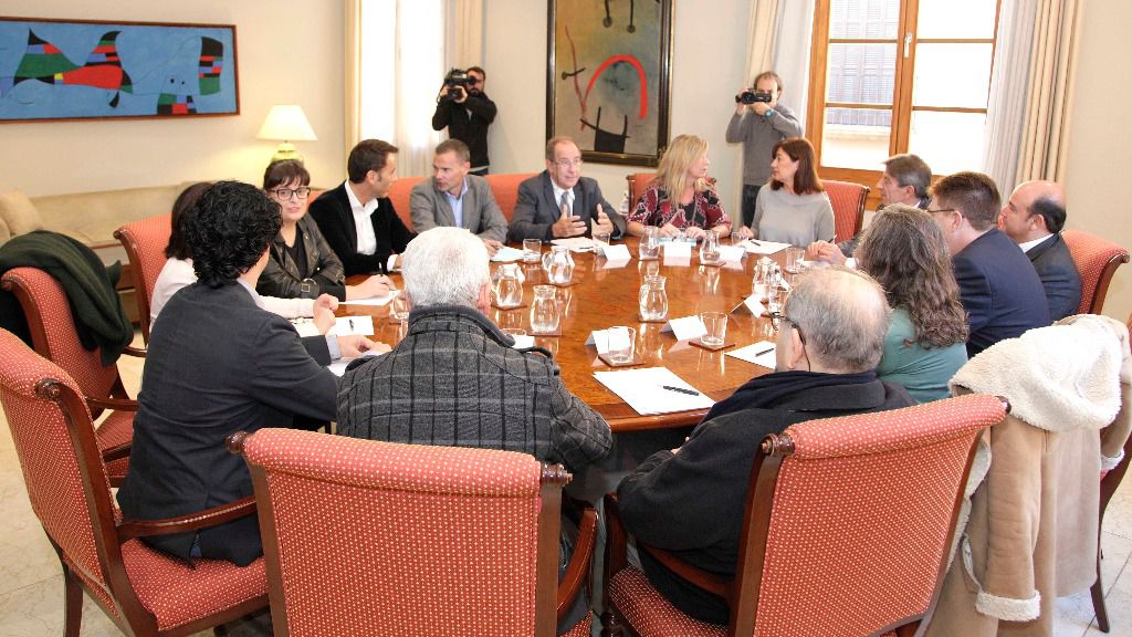 Armengol ha mantenido un encuentro con entidades y colegios profesionales