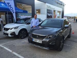 Pedro Ll&iacute;n&aacute;s, gerente de Mosa, junto a llos "protagonistas" del d&iacute;a