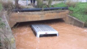 furgoneta arrastrada en torrente